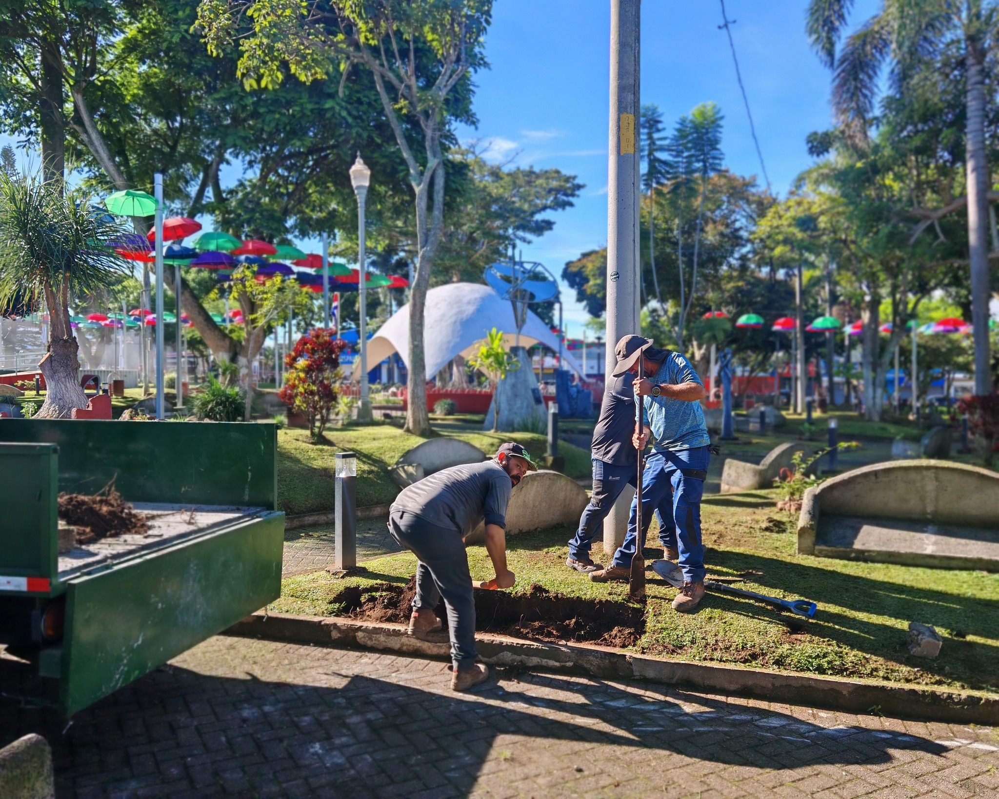 Cambio de los tradicionales "poyos" del Parque Central