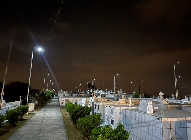 Ampliación del sistema de iluminación solar y construcción de osarios en el Cementerio Municipal